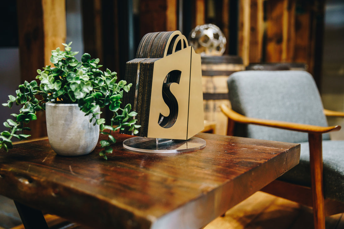 Shopify verkkokauppa-alusta koriste ruskealla pöydällä. 